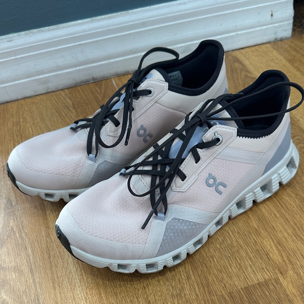 On Running Women's Trainers in Pale Pink and Black - Picture 3 of 6